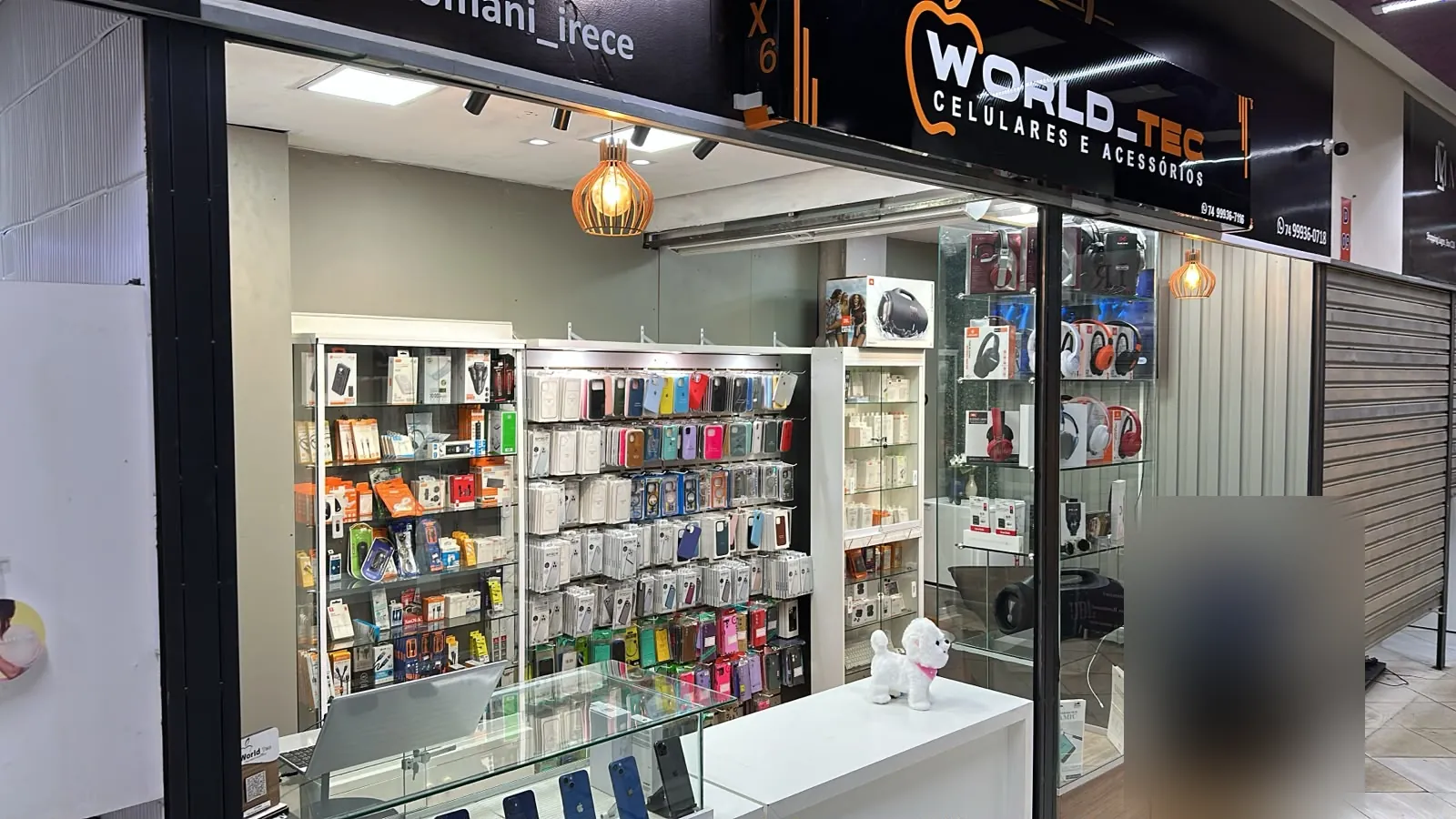 Fachada da World Tec no Shopping Lugos: vitrines de capinhas, carregadores, fones e caixas de som